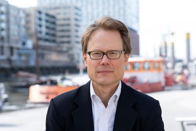Rechtsanwalt Dr. Tilman Langer Profilbild Hamburger Hafen